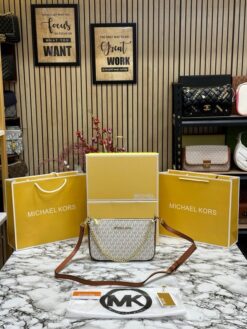 MICHAEL KORS CROSSBODY BAG WITH OG BOX AND DUST BAG WITH CARRY BAG 22318✔️🤩